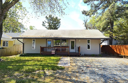 Rehoboth by the Sea Cottage | MINI-WEEKS AVAILABLE! REHOBOTH BY THE SEA/LINENS INCLUDED! 1.5 BLOCKS TO BEACH/WIFI/GRILL/WASHER&DRYER This 3 BR, 2 BA cottage is nestled in popular Rehoboth by the Sea.
