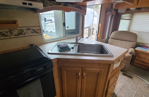 St. Regis House | Minigolf Course COUGAR Camper - Hot Tub - AC - Furnace - Fully Furnished