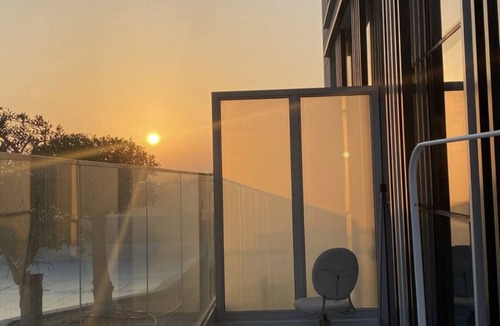 Al Satwa Apartment | Minimalist apartment centric big terrace