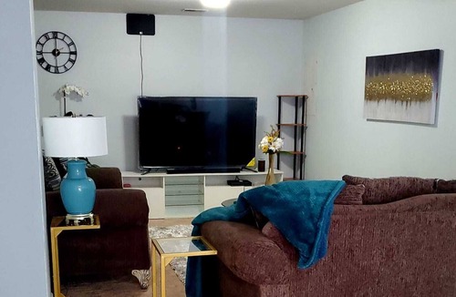 Dumfries House | Minimalist Basement Apartment - cozy and spacious for all