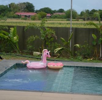 Caoayan House | Minimalist Cabin with Pool 5 Mins Drive to Vigan Heritage Family &Pet-friendly