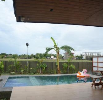 Caoayan House | Minimalist Cabin with Pool 5 Mins Drive to Vigan Heritage Family &Pet-friendly