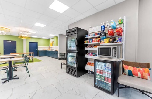 Essex Junction Hotel | Minimalist King Unit Close to Burlington Airport – Only 3.1 Miles Away