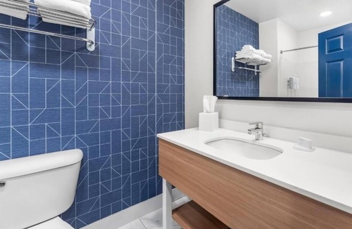 Essex Junction Hotel | Minimalist King Unit Close to Burlington Airport – Only 3.1 Miles Away