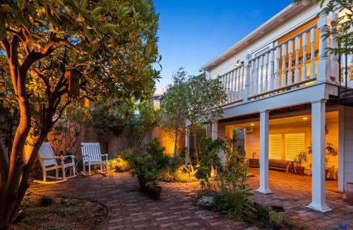 West Alameda House | Minimalistic 1885 Queen Anne Cottage 2B-2B Upper Level Flat in Alameda