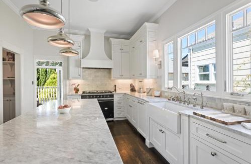 West Alameda House | Minimalistic 1885 Queen Anne Cottage 2B-2B Upper Level Flat in Alameda