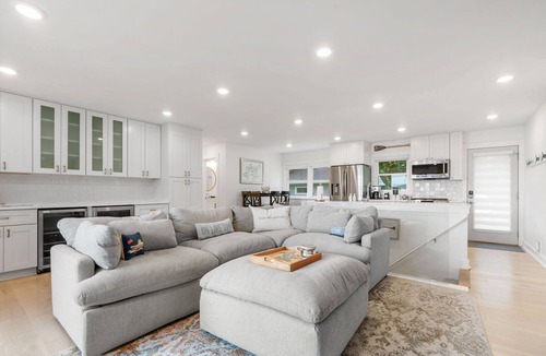 Navarre House | MINNeSTAY* Blue Horizon | Luxury |