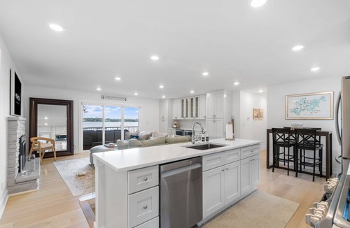 Navarre House | MINNeSTAY* Blue Horizon | Luxury |