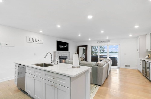 Navarre House | MINNeSTAY* Blue Horizon | Luxury |