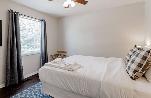Irmo House | Mins from Downtown, I-90 Access-Sweetthorne Solace