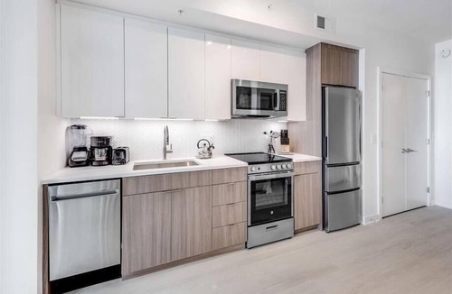 NoMa Hotel | Mins from Metro Red Line 1 BR Bal | Capitol Hill