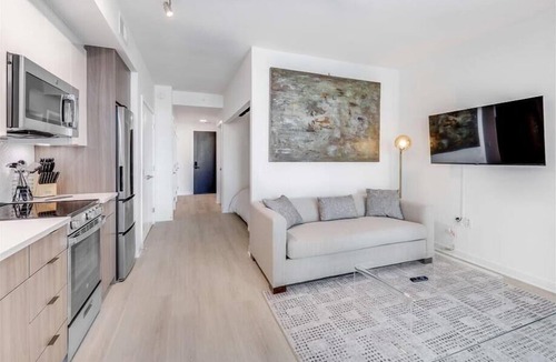 NoMa Hotel | Mins from Metro Red Line 1 BR Bal | Capitol Hill