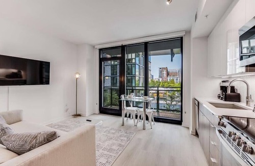 NoMa Hotel | Mins from Metro Red Line 1 BR Bal | Capitol Hill