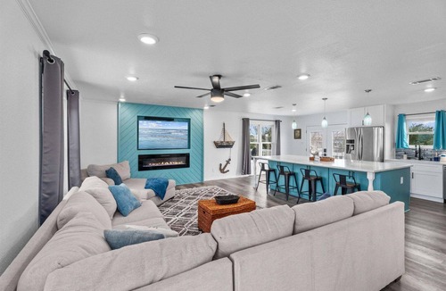 Crystal Beach House | Mins to Beach with Private Pool, Fire Pit & Tiki Bar Sleeps 12