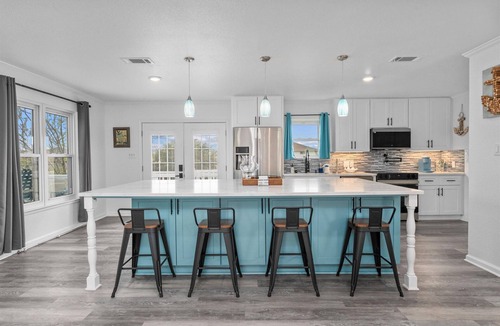 Crystal Beach House | Mins to Beach with Private Pool, Fire Pit & Tiki Bar Sleeps 12