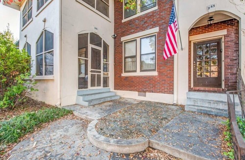 Evergreen House | Mins to Downtown, Bottom Unit - Bluemoon Bungalow