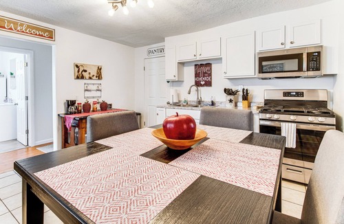 Casey House | Mins to Local Attractions: Pet Friendly w/ Yard!