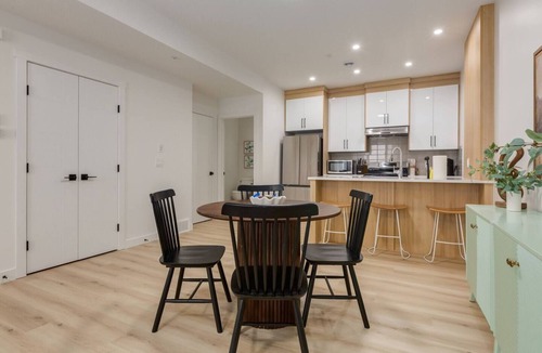 Shaganappi House | "Mint & Mahogany" 3bdrm-close to C-Train!