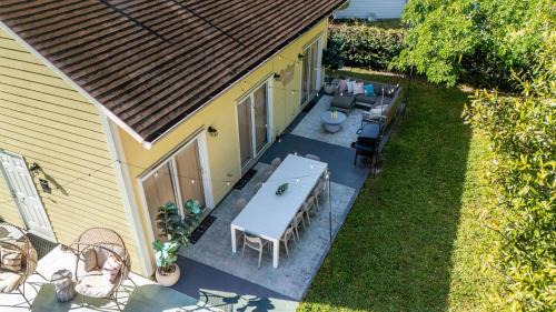 Jupiter House | Minutes 2 Jupiter Beach SaltwaterPool BBQ Playroom