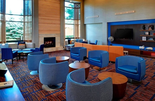 West Dundee Resort | Minutes Away from Elgin History Museum! Pool, FREE Parking, Pets Allowed!