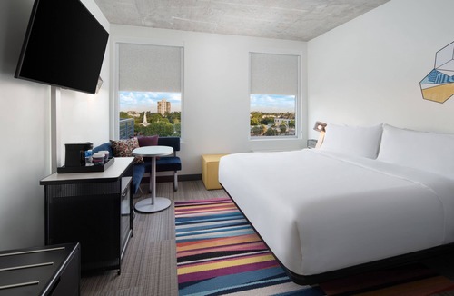 Delray Beach Hotel | Minutes from Atlantic Avenue with Pool, Pet Friendly