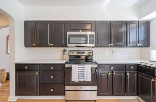 Newberg Cottage | Minutes from oregon wine country and walking distance from George Fox University