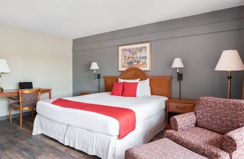 Silver Springs Hotel | Minutes from Silver Springs River Accommodation | Free Parking | Outdoor Pool