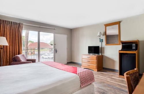 Silver Springs Hotel | Minutes from Silver Springs River Accommodation | Free Parking | Outdoor Pool