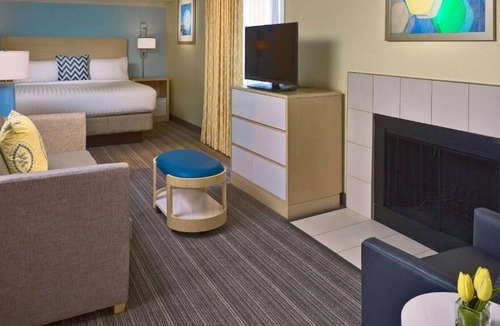 Eagan House | Minutes from Twin Cities Premium Outlets! Pet-friendly, Kitchen, FREE Parking!