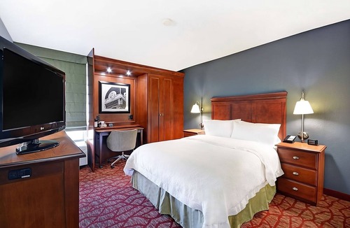 Athens Hotel | Minutes to Athens-Ben Epps Airport! Free Parking, Pets Allowed, Pool Onsite!