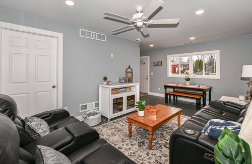 Delavan Lake House | Minutes to Private Pier, Launch, Beach and Park. 2/1 bed with large lot