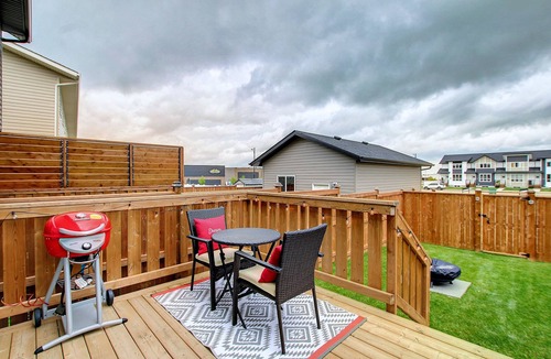 Markerville House | Minutes to the Lake. Entire townhome for the family and pet! n