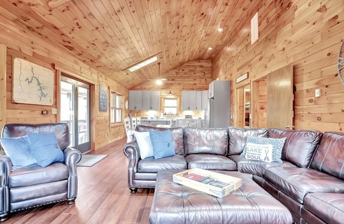McHenry House | Minutes to Wisp! Renovated! Hot Tub! Fast Wi-Fi!