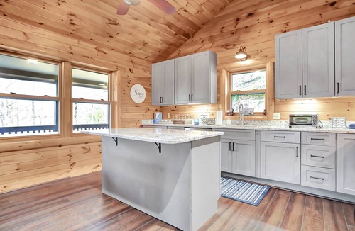 McHenry House | Minutes to Wisp! Renovated! Hot Tub! Fast Wi-Fi!