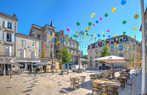 Perigueux Apartment | Miraflores – Spacious, Elegant Apartment in Central Périgueux with Wi-Fi