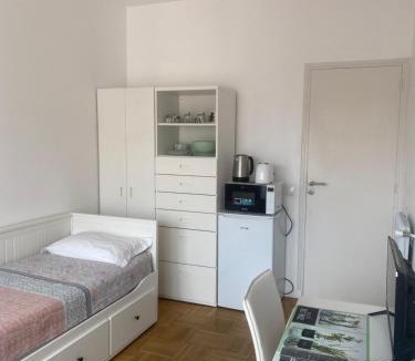 Vernier House | Mirela's Private Room with key, AC, lift & balcony in the center of Nice on the Cote d'Azur