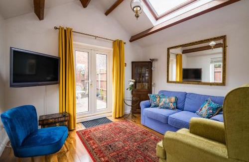 Acton House | Mirrored Reflections