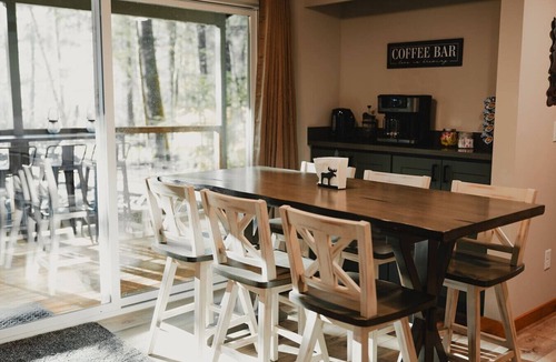 Paradise Estates Cabin | Mischievous Moose Lodge-Mt Rainier-Sauna-HotTub-EV
