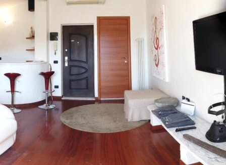Carrara Apartment | Mistral Holidays - Splendida mansarda open space e finiture di lusso