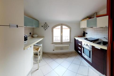Carrara Apartment | Mistral Holidays - Splendida mansarda open space e finiture di lusso