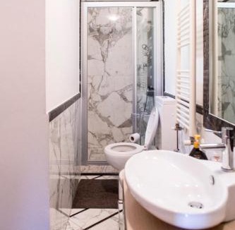 Carrara Apartment | Mistral Holidays - Splendida mansarda open space e finiture di lusso