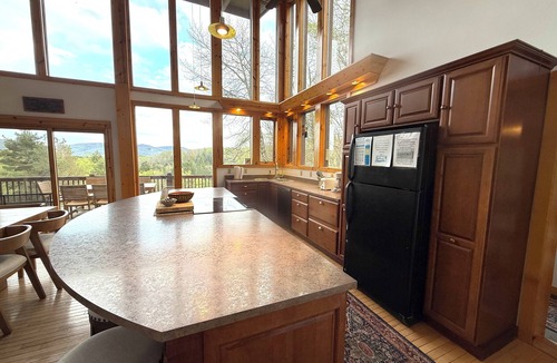 Davis House | ML06-New owner/Updates! Trail to Lake! Views! hot tub! A/C!