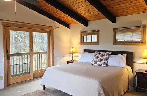 Davis House | ML06-New owner/Updates! Trail to Lake! Views! hot tub! A/C!