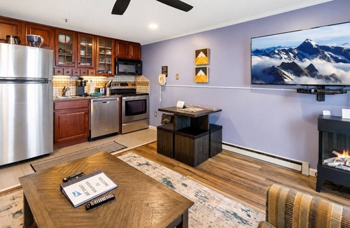 Edray Apartment | ML288 New Deck Great Views EZ Parking WiFi Retreat