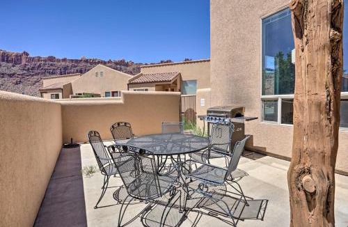 Moab South Valley House | Moab Townhome w/Pool Access + Stunning Mtn Views!