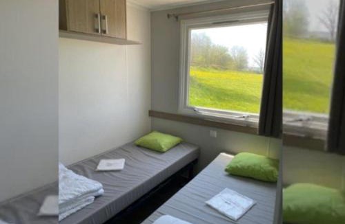 Banes Other | Mobil home confortable avec terrasse pour 4 personnes - API-1-52-583