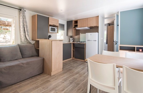 Bretagne-d'Armagnac RV Rental | Mobile Home 'Mobilhome Confort 4 Personnes 64' with Private Terrace, Private Garden and Wi-Fi