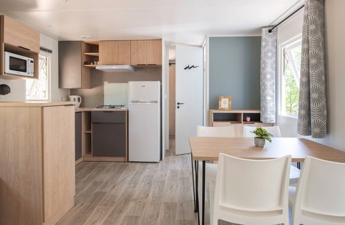 Bretagne-d'Armagnac RV Rental | Mobile Home 'Mobilhome Confort 4 Personnes 64' with Private Terrace, Private Garden and Wi-Fi