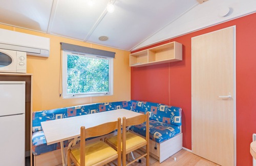 La Roque-d'Antheron Apartment | Mobile Home 'La Roque 229' with private pool, private terrace and air conditioning