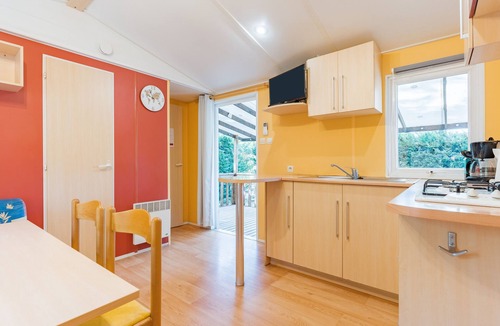 La Roque-d'Antheron Apartment | Mobile Home 'La Roque 229' with private pool, private terrace and air conditioning